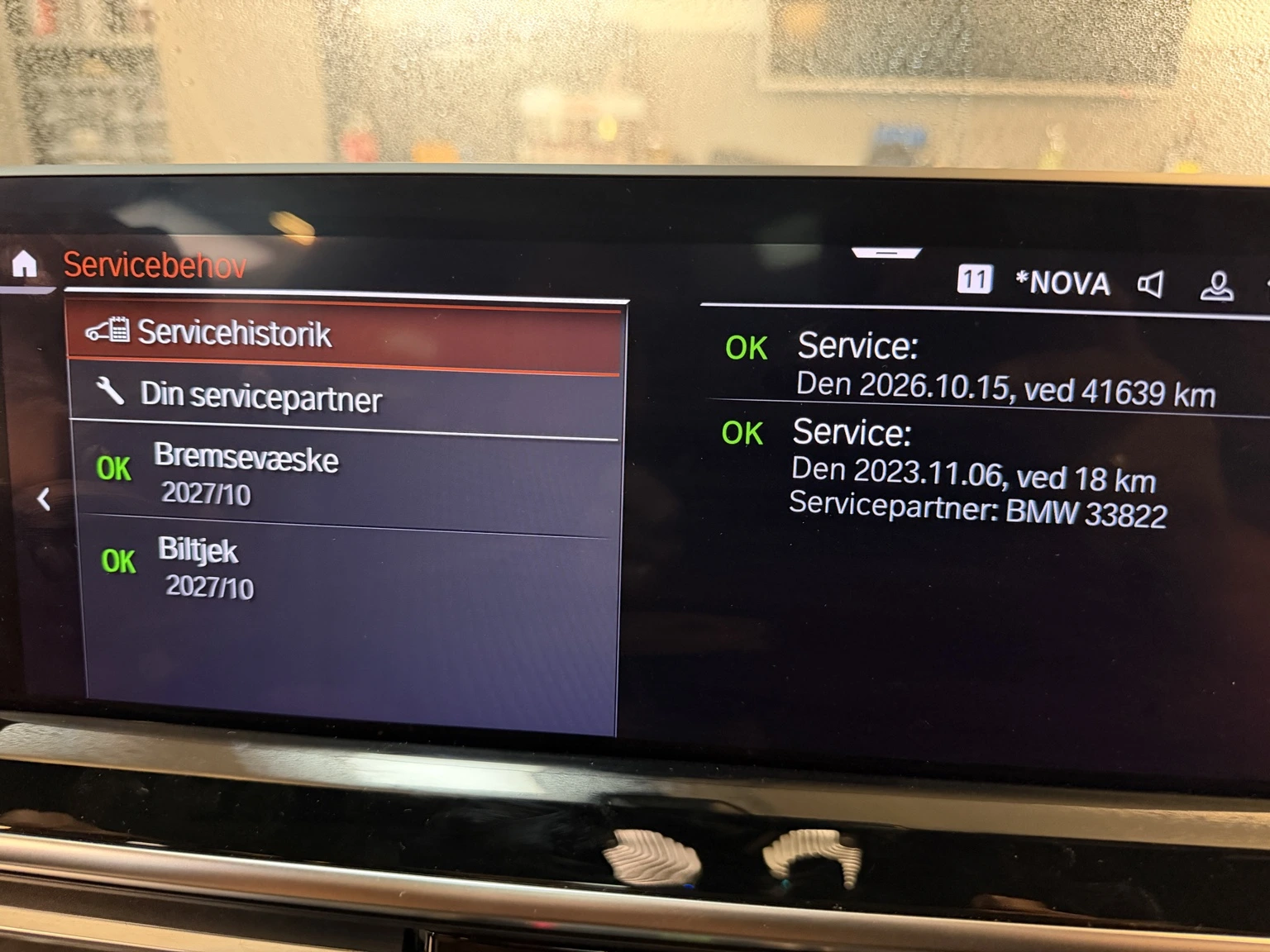Foto af BMW’ens display: servicehistorikken viser service den 15. oktober 2026 ved 41.639 km.